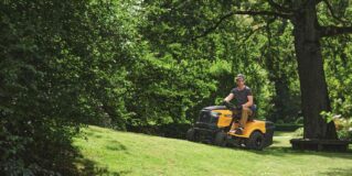 Traktor ogrodowy – sprzęt idealny do koszenia dużych powierzchni